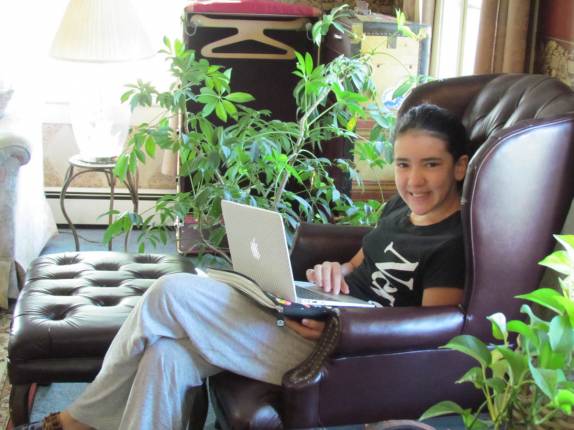 Bebel se diverte na internet no nosso Inn em West Dover, em Vermont, nos Estados Unidos